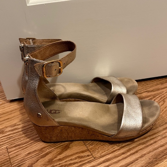 UGG Metallic Gold Leather Ankle-Strap Sandals - Picture 4 of 9